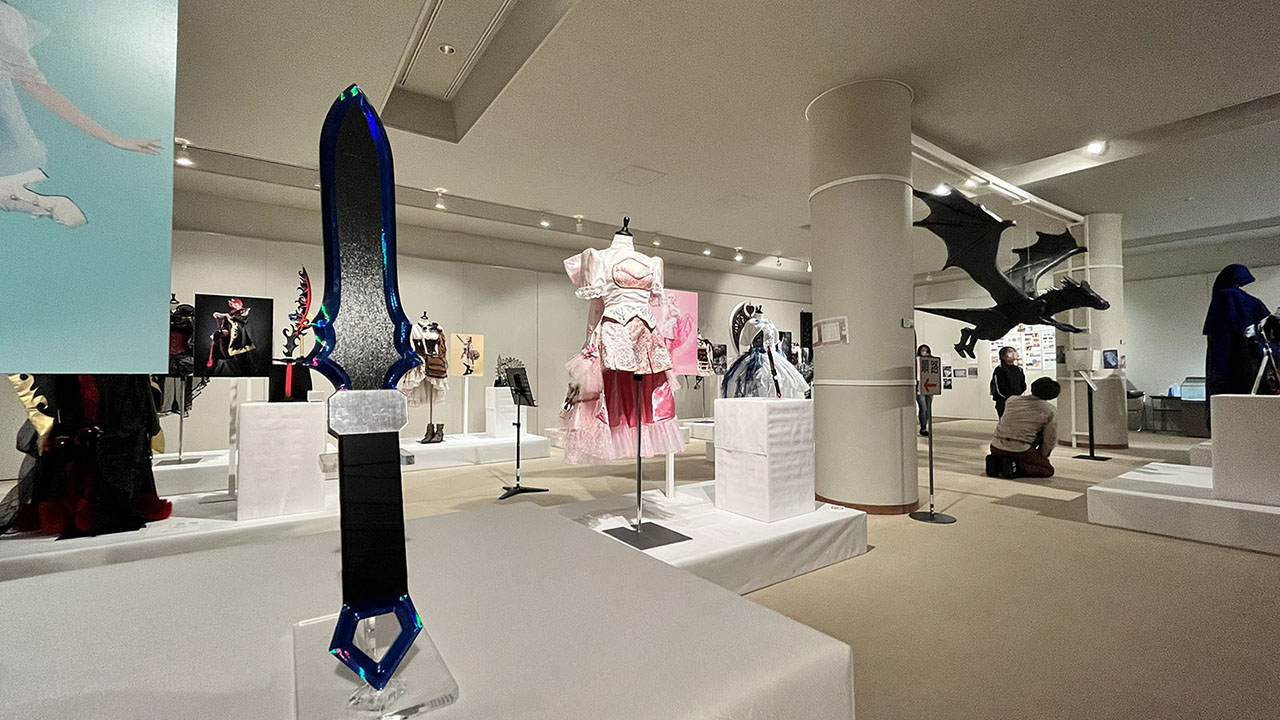 展覧会では武器以外にも、多くのコスプレ衣装も展示されていた。これらも匠工芸の作品である。