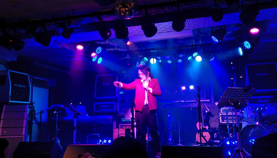 芳村氏主催のミュージシャンによる忘年会に参加する月ヶ瀬代表（２０１５年１２月、大阪市内のライブハウスにて）