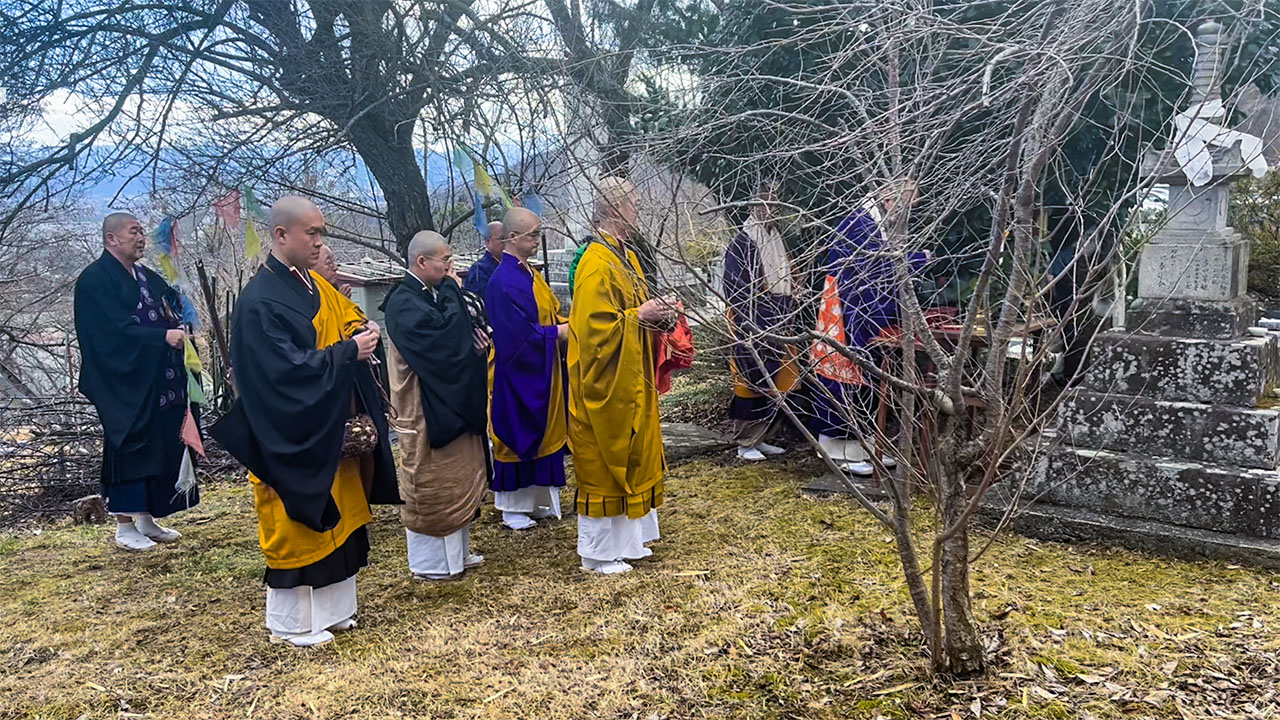 宝篋印塔に祈りを捧げる僧侶たち