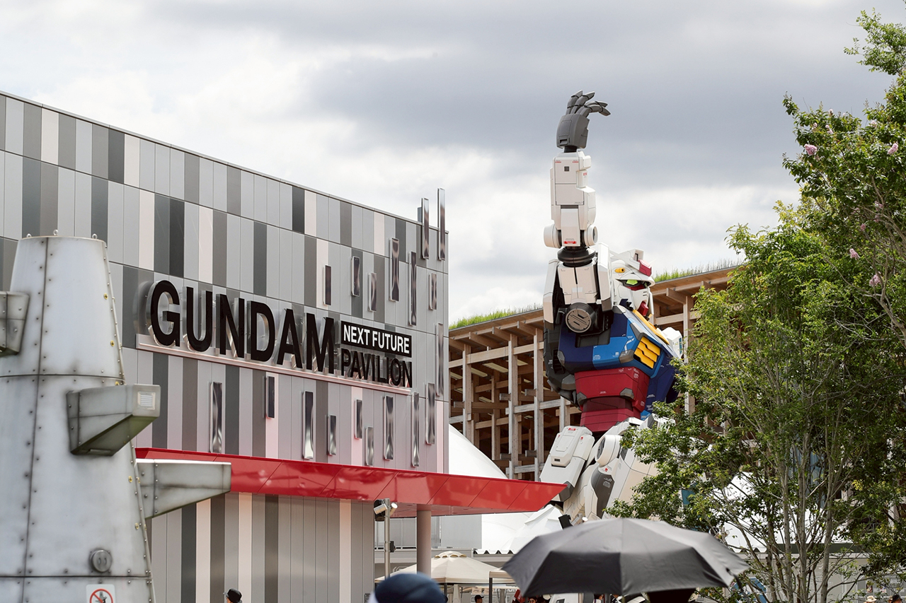 立花晃幹事も携わっているバンダイパビリオン前のガンダム像