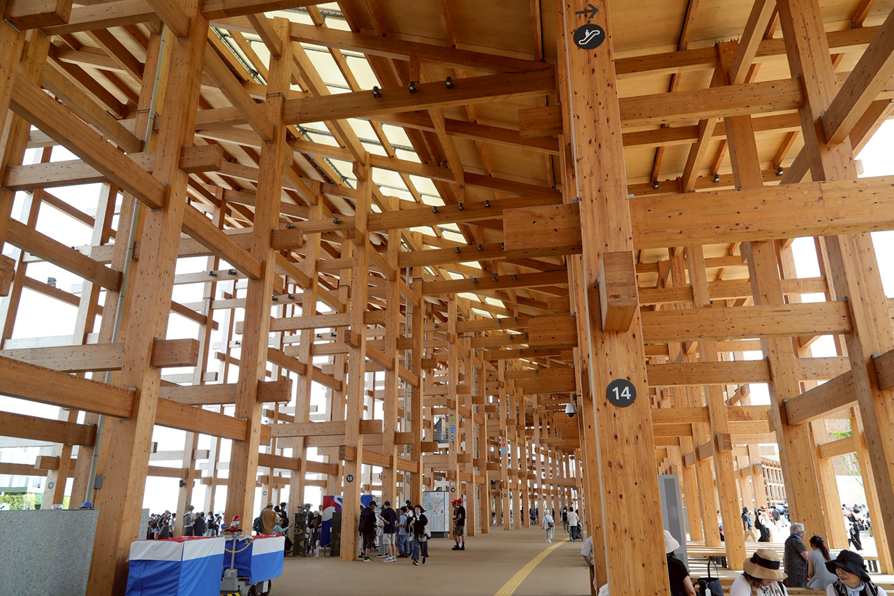 目玉となった大屋根リングの木組みの様子