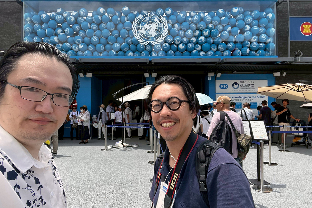 同行の上田成昭幹事とともに