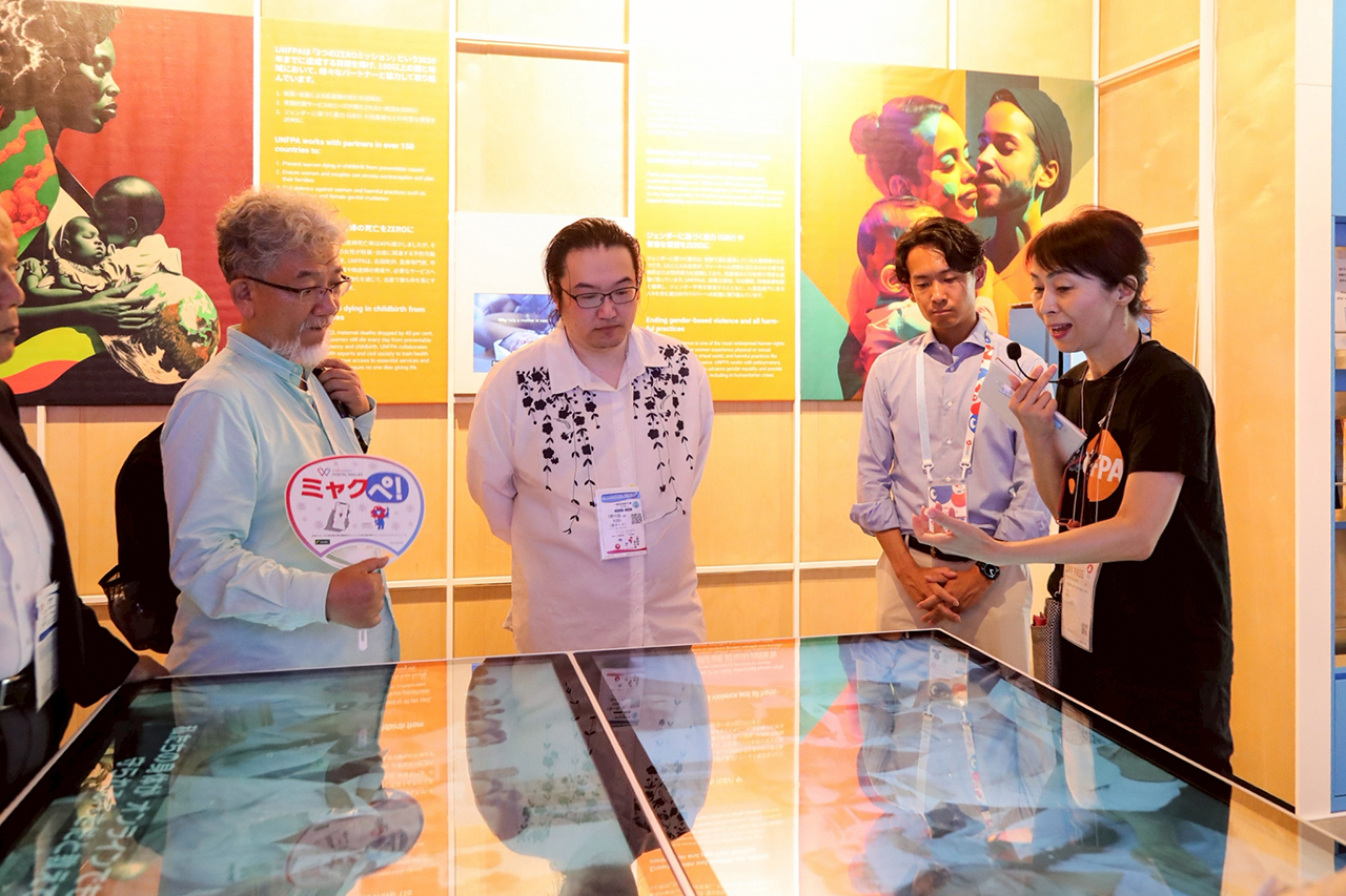 国連スタッフの説明を聞く三宅師と月ヶ瀬