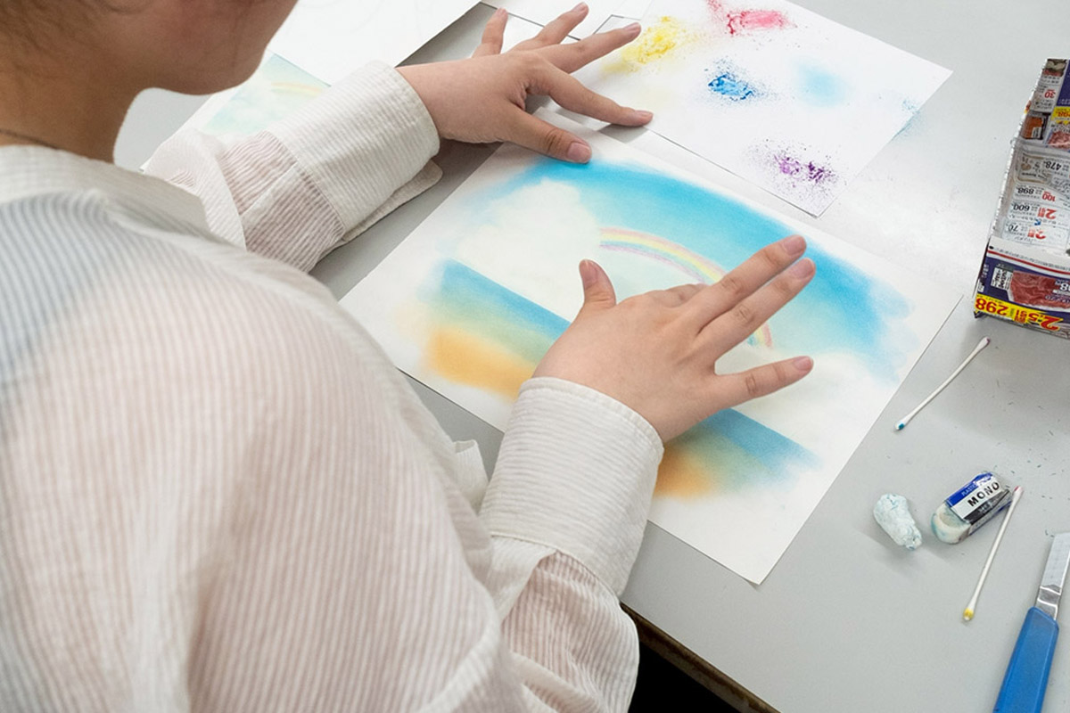 指を使って思い思いにイラストを描いた