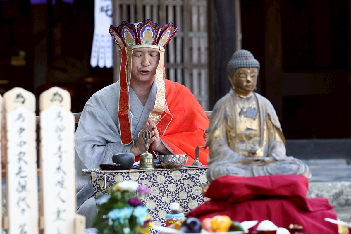 地元住民や遠方からの参拝者とともに施餓鬼法要が本堂の前庭で行われた