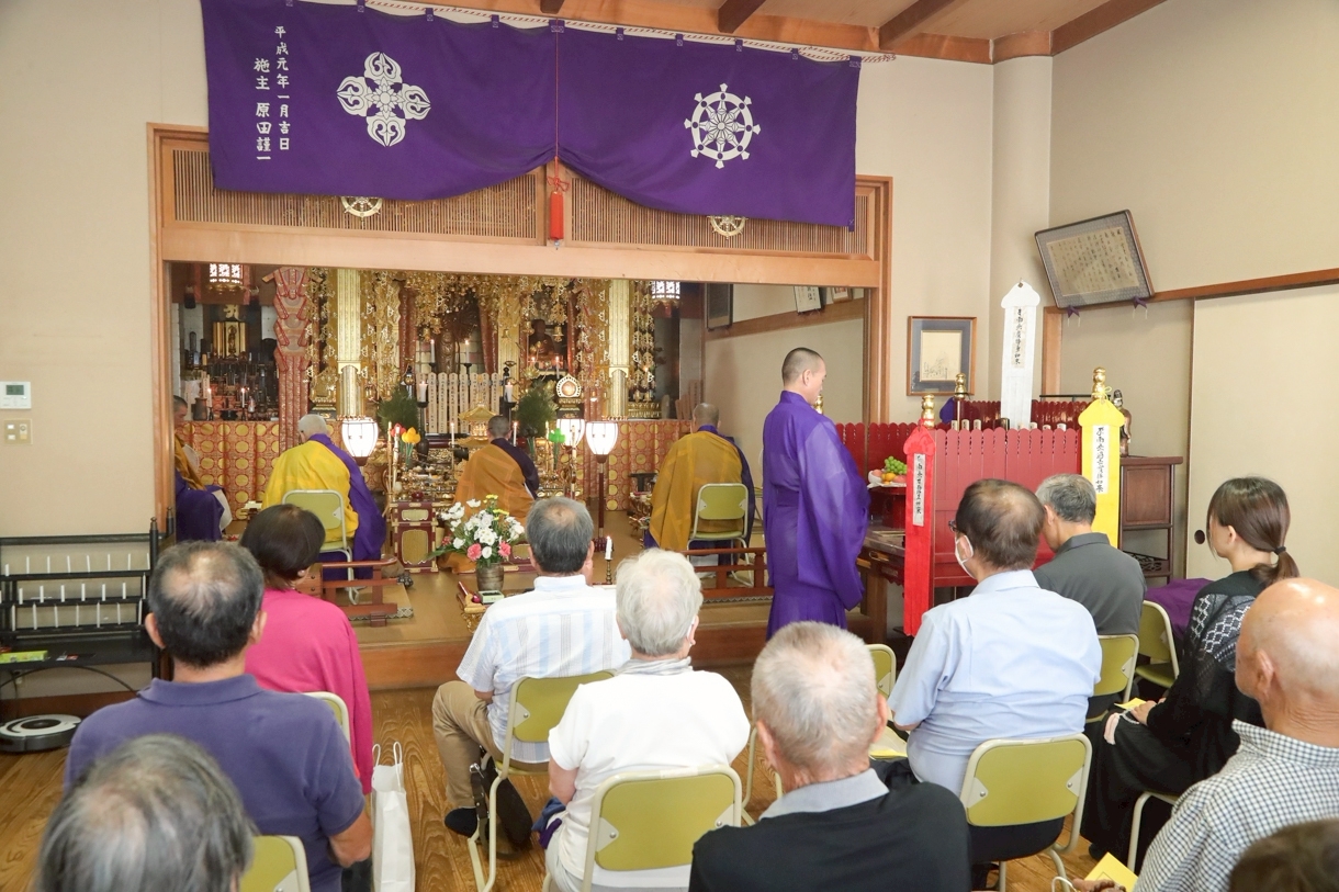法要の様子。右手に見えるのが施餓鬼棚である。