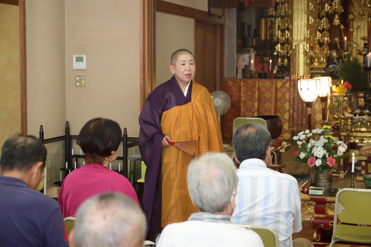 法話に立つ花柳沐香幹事