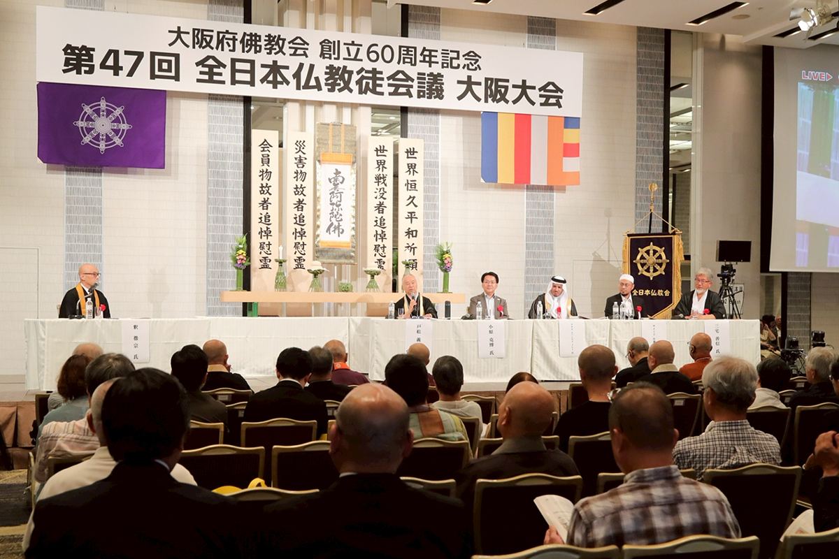 左からモデレーター釈徹宗師、パネリスト戸松義晴師、小原克博師、アナス・ムハンマド・メレー師、サイード・佐藤裕一師、三宅善信師