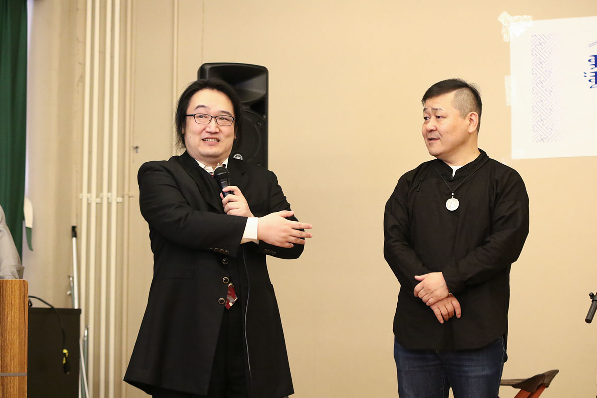 ミンガド・ボラグ氏（右）とともに制作秘話を語る月ヶ瀬悠次郎代表（左）