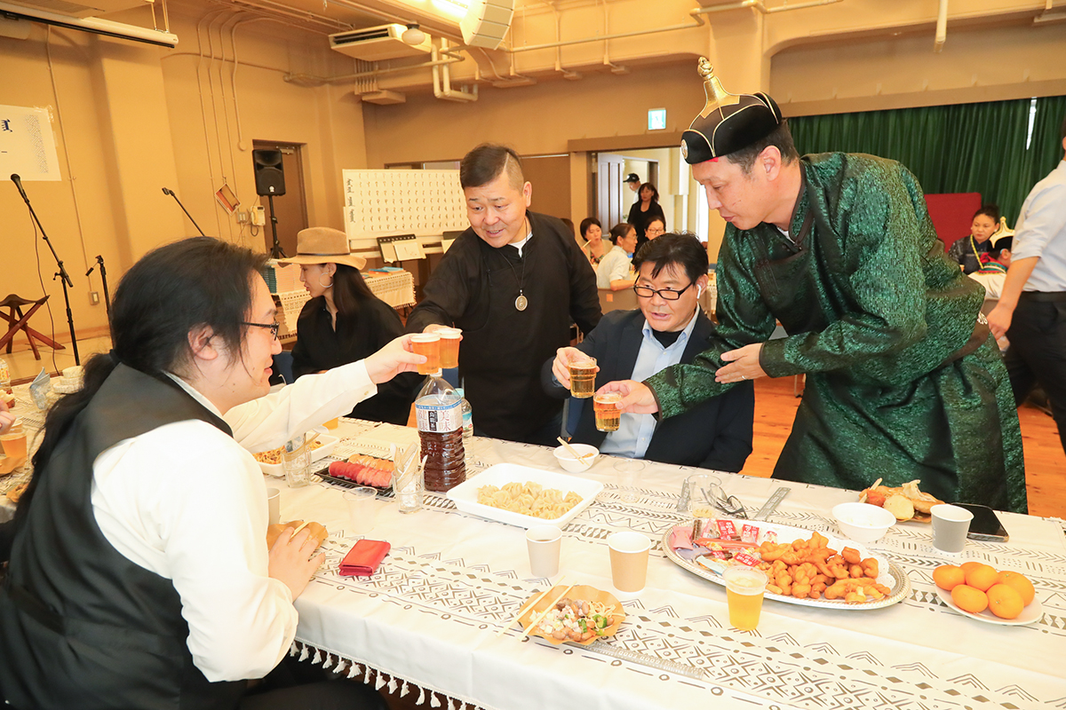 終始祝いのムードで何度も乾杯が繰り返された