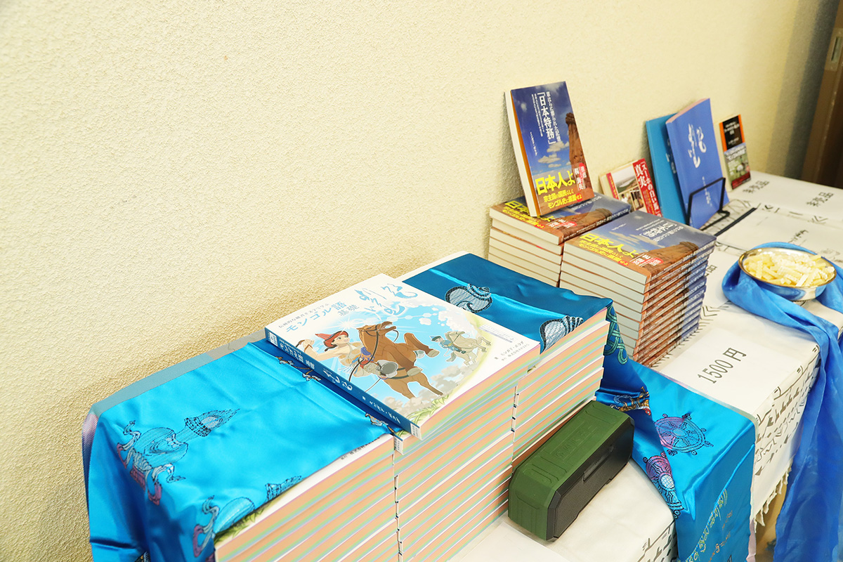 当日子どもたちに手渡された『モンゴル語 基礎』