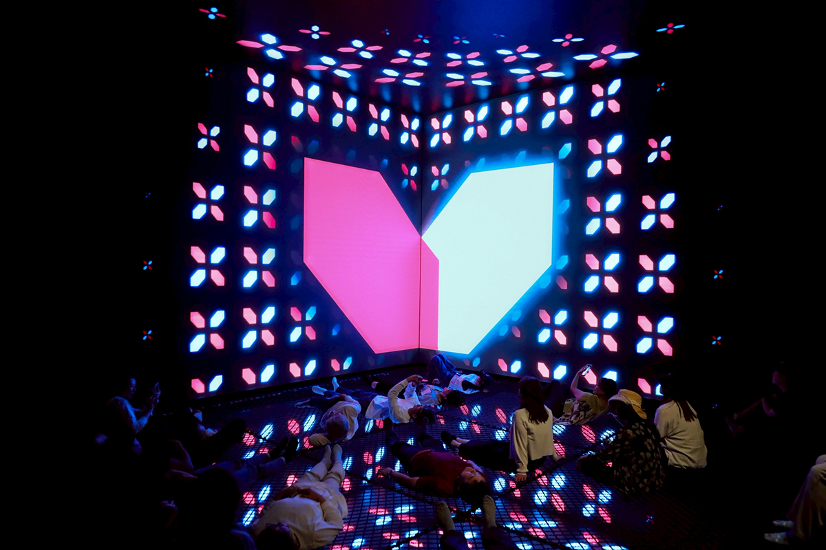 ルクセンブルグ館に設置された浮遊感のある4面（天井・床・壁2面）モニターに映し出された「Doki Doki – ときめくルクセンブルク」テーマロゴ／撮影：上田成昭幹事