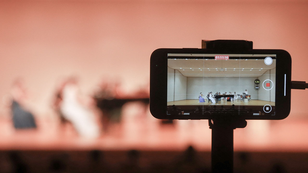 当日の様子は簡易撮影・編集され、関係者に公開される