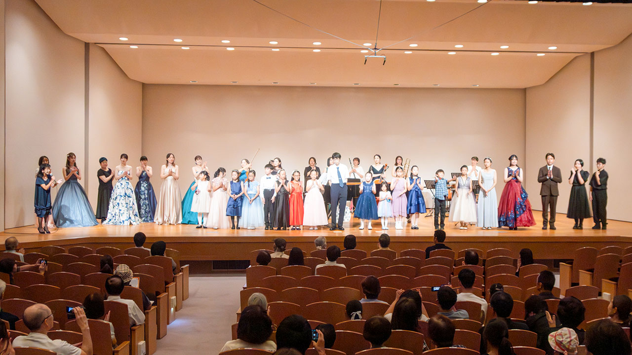 出演者が勢揃いしたフィナーレの様子