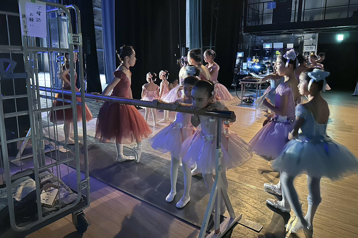 本番中、舞台袖の様子（提供：エトワールバレエ）
