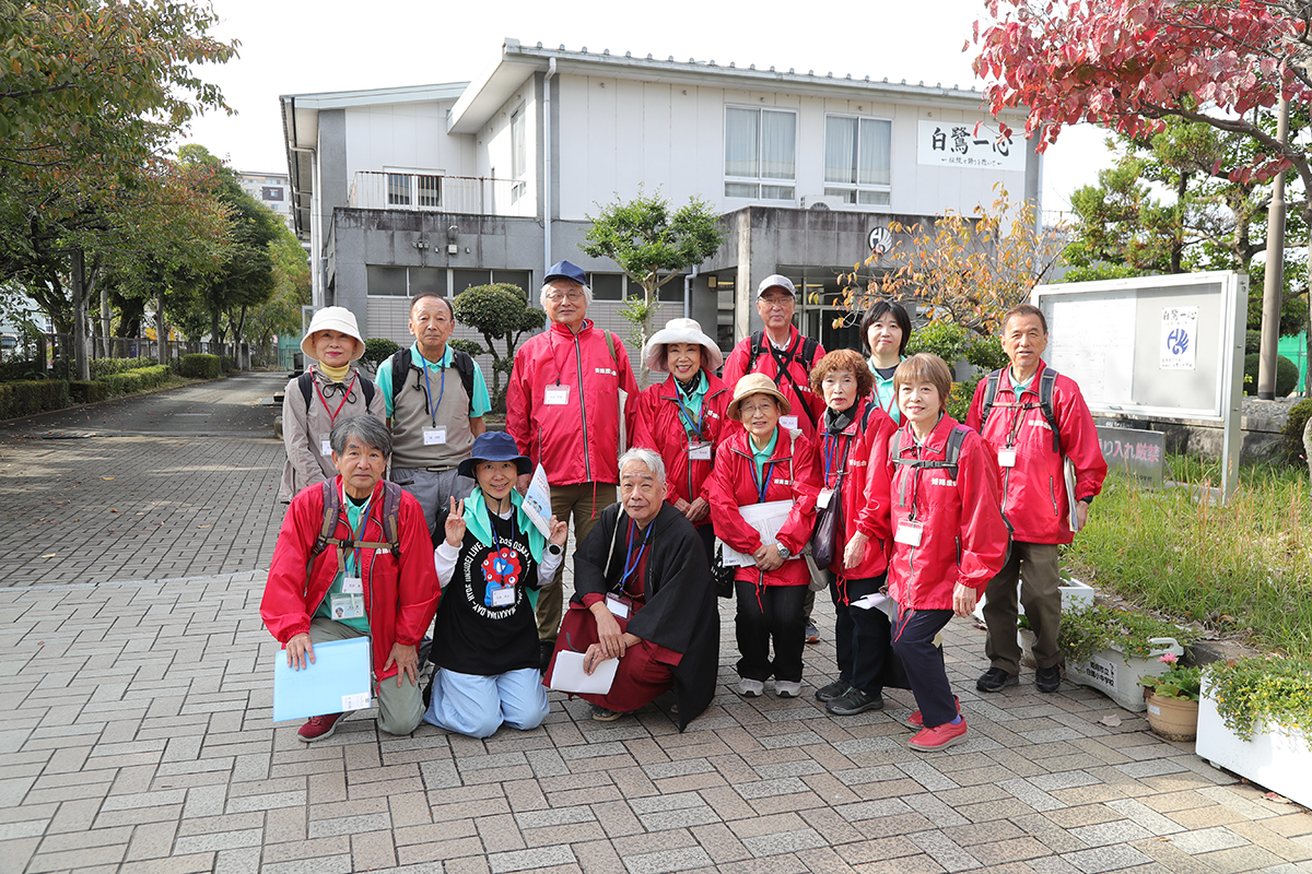 当日のガイドを担当した「姫路歴遊会」と芳賀顧問