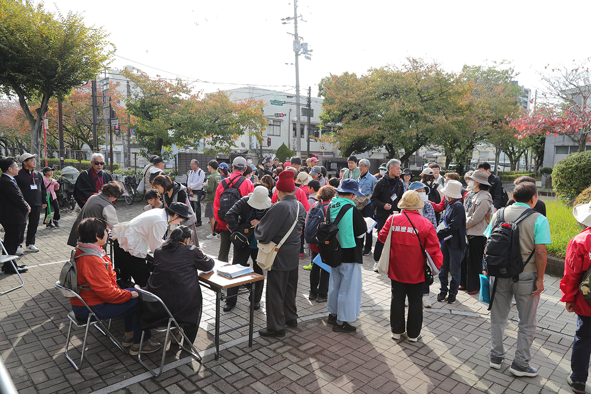 地域から約100人が参加した