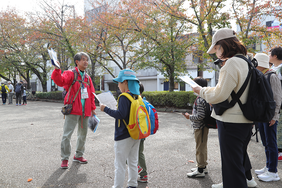 熱心にガイドの話に耳を傾ける参加者たち