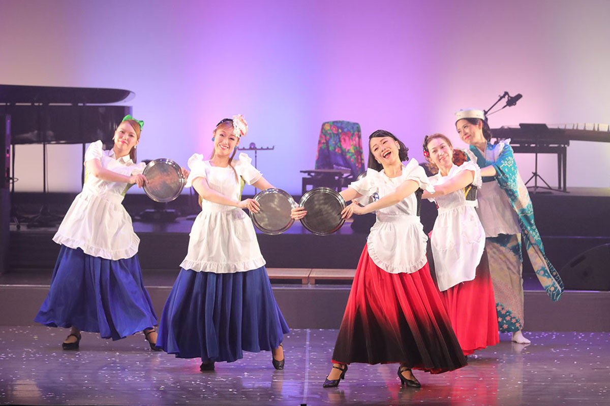 実桜くらら氏（前列右）