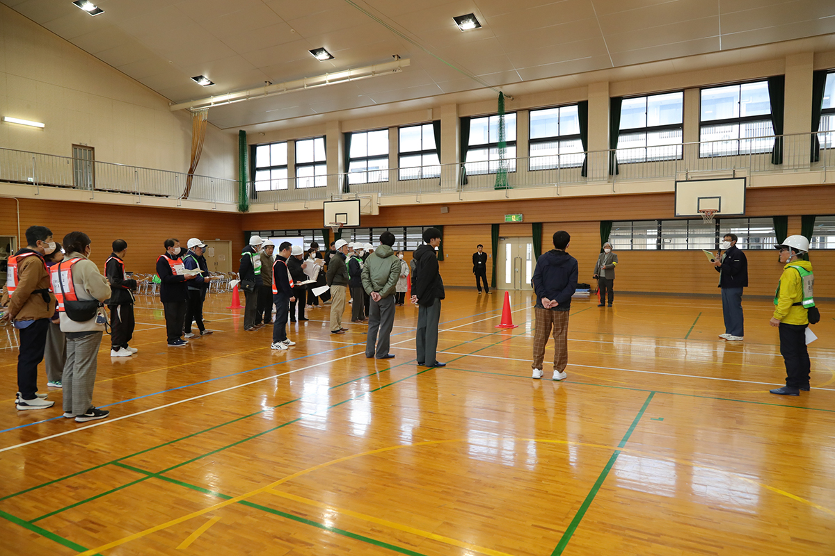 開設に先立ってミーティングを行う訓練参加者