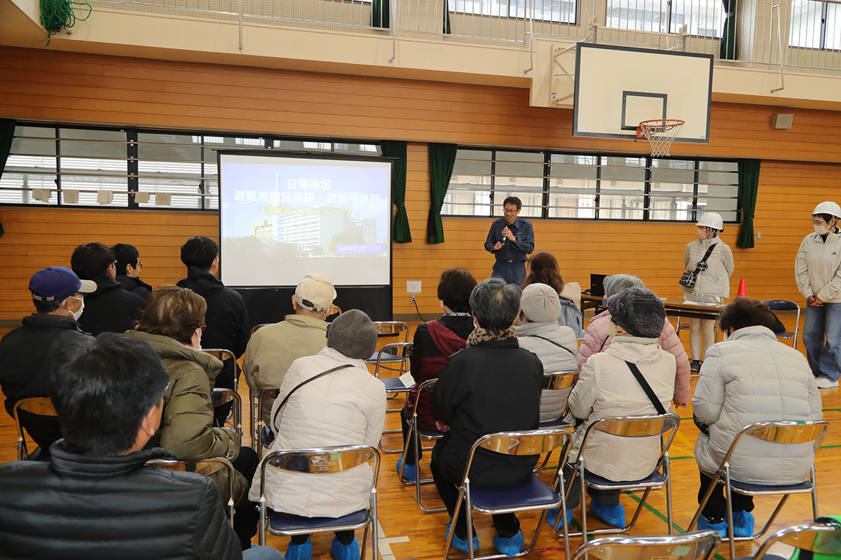 避難所の役割や防災の基本について学ぶ体験参加者