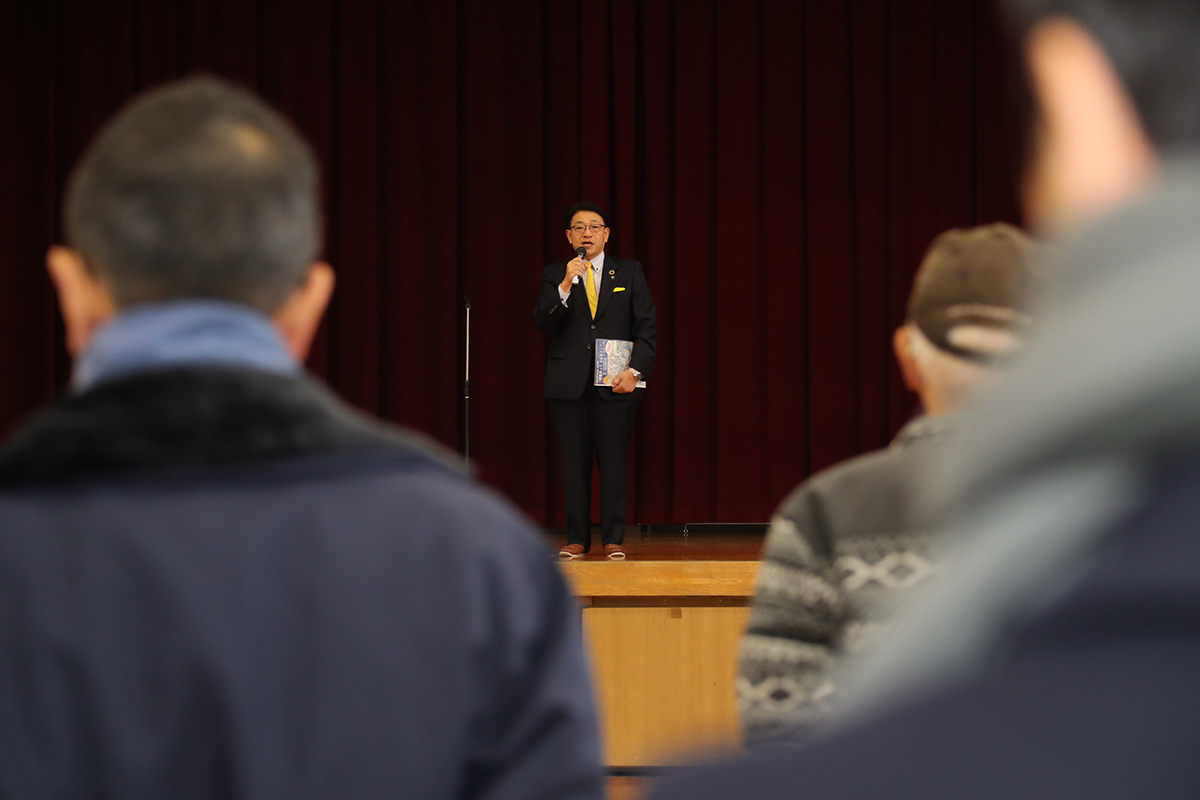 登壇しスピーチを行う姫路市長・清元秀泰氏