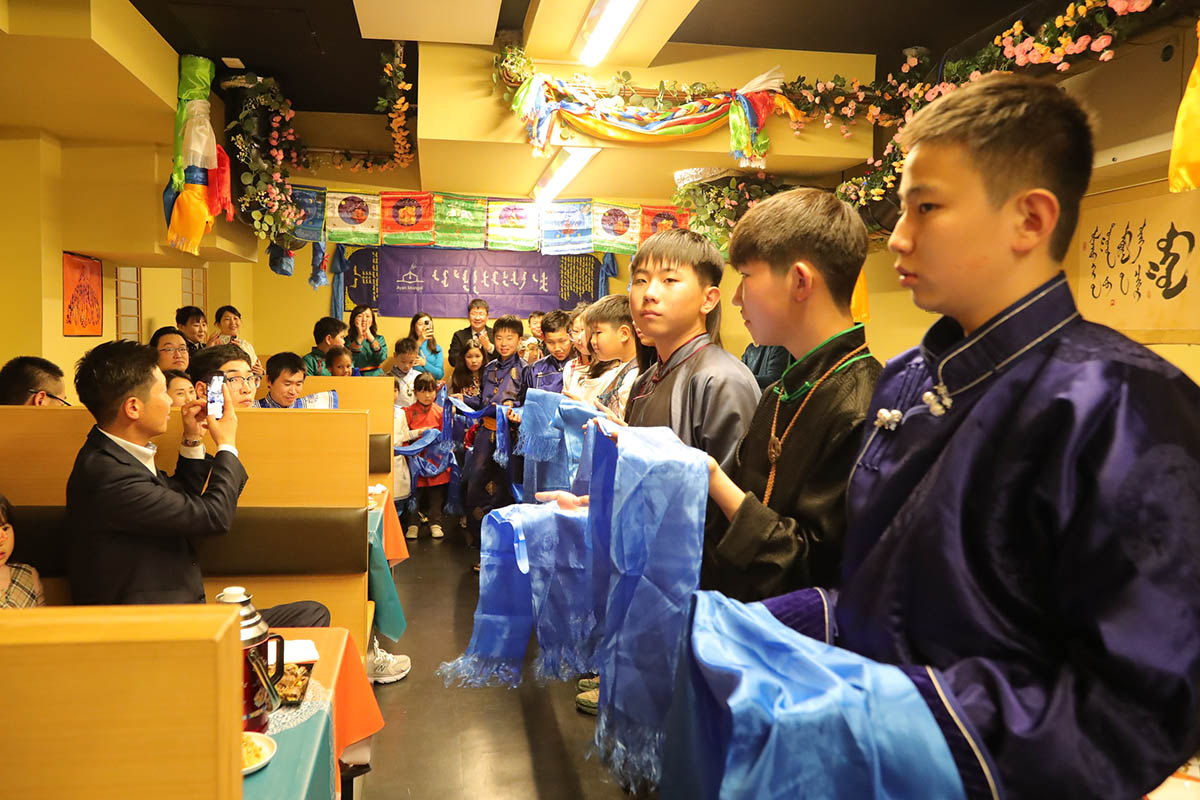 新年を祝う子どもたち