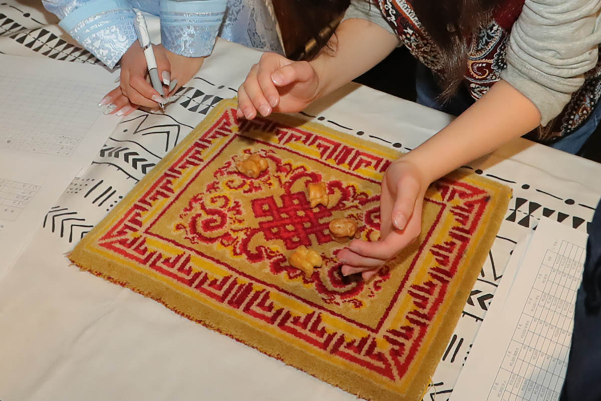 モンゴルの伝統的な遊戯「シャガー」