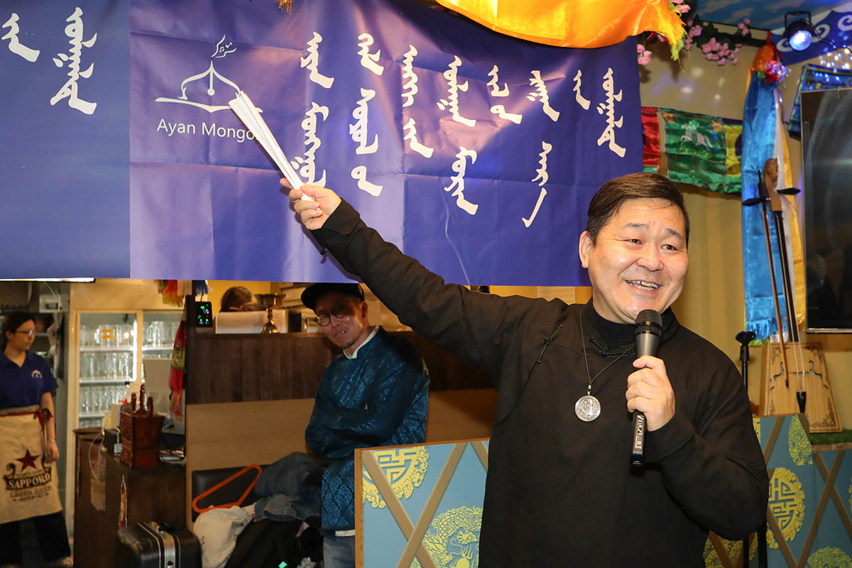 新しいロゴを紹介するボラグ氏