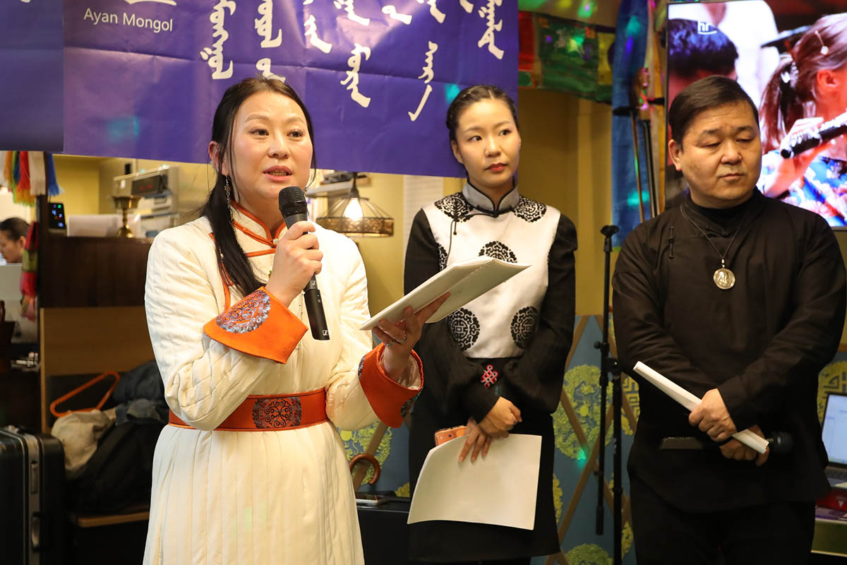 挨拶をするセハナ氏、アイン文化教室の講師たち