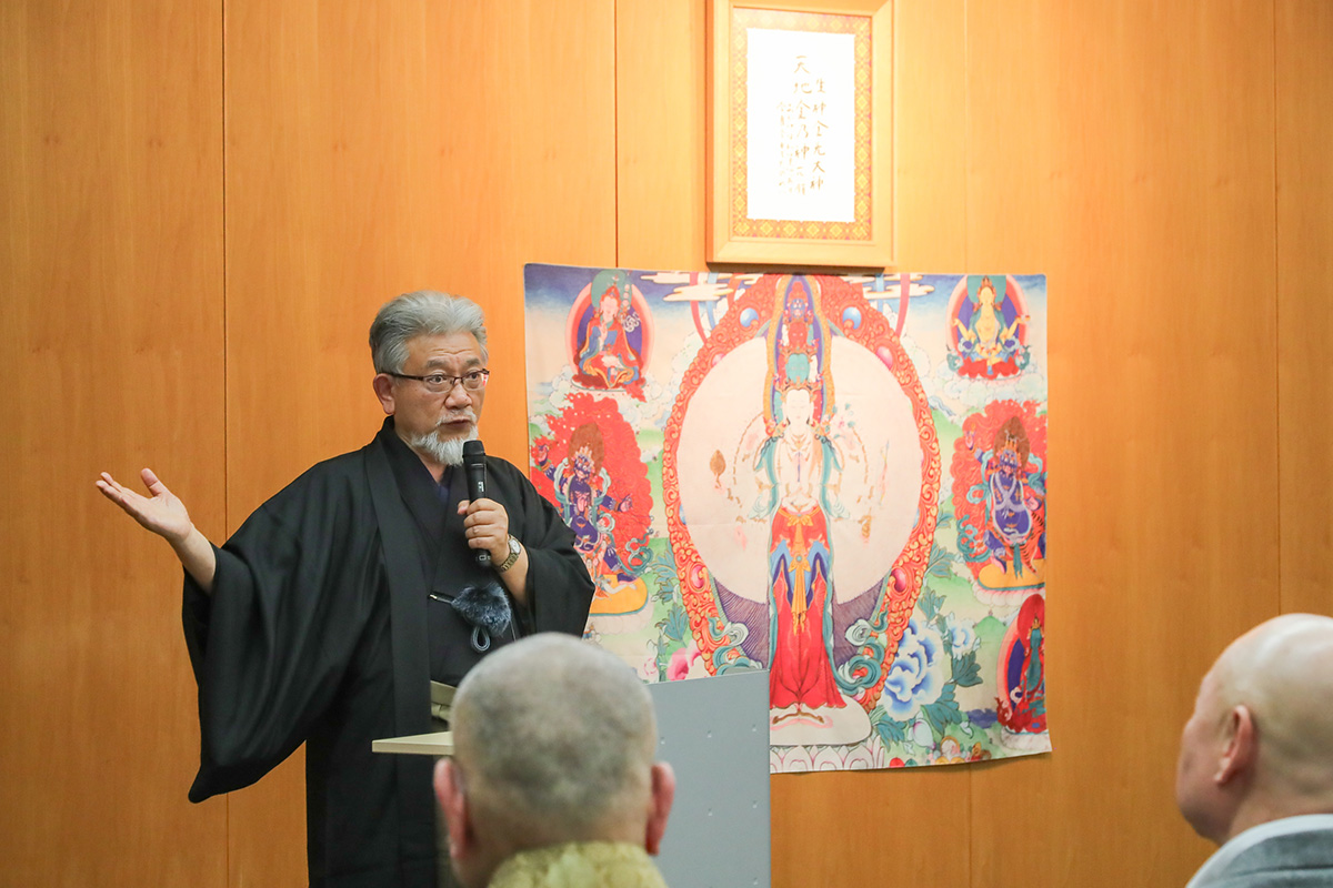 閉会の挨拶をする三宅善信顧問