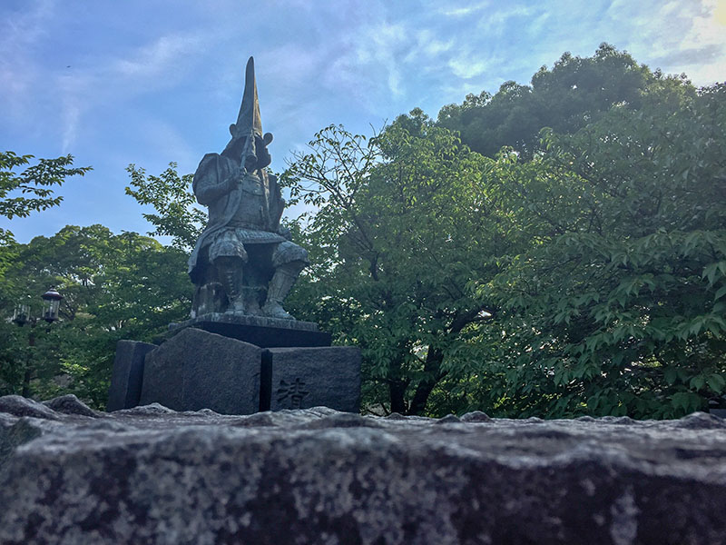 市のシンボルの１つ、加藤清正公像（熊本城前）